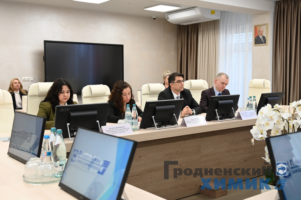 Чрезвычайный и Полномочный Посол Турецкой Республики Гючлю Джем Ышик в ОАО Гродно Азот (6).JPG